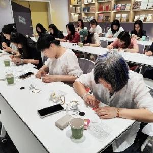 情暖520·巾帼匠心传非遗——武汉客厅开展苗银冰箱贴手工活动