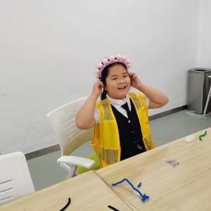 指尖塑盔韵 童趣传国粹——常青花园青少年空间开展京剧扭扭棒发箍手工活动