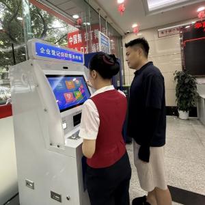 东西湖的银行里，“长”出了政务窗口