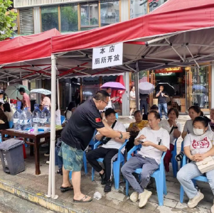 大雨中，考场外多出7个“避风港”！武汉这群商户，把“中考护考”卷出了新高度