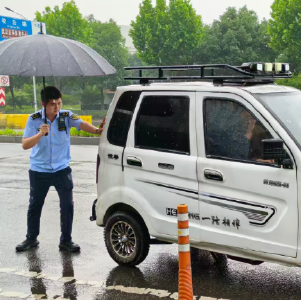 径河街综合执法中心：高架遇险伸援手 温情执法暖人心——紧急救助被困老人