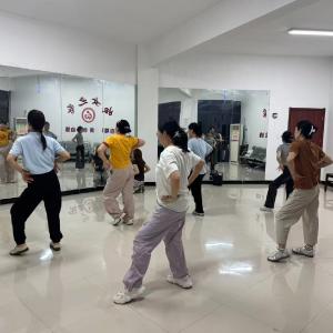径河街黄狮海社区：精准对接居民需求 社区市民夜校舞动多彩夜生活