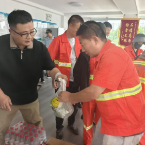 清凉一夏·致敬坚守——将军路市政环卫公司工会开展防暑物资发放活动