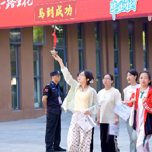 中考首日，倾力守护！东西湖少年从容应考