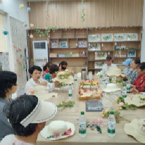 护考暖心双向行 青春敬老赴温情——常青花园第四社区开展助老DIY聚场活动