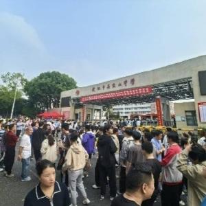 东西湖高考瞬间记录！现场直击