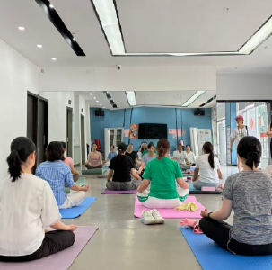 五环社区开展夏日公益瑜伽活动