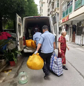 吴家山街城管进社区办实事 贴心帮扶特殊老人