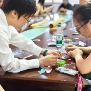 党建赋能润心 非遗聚力同行——武汉客厅开展心理团辅手工体验活动