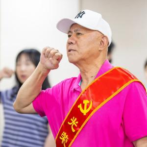 以初心致敬荣光 以实干献礼华诞——在“双过半”收官之际传承红色基因凝聚奋进力量 —区商务局党支部隆重举行“光荣在党50年”纪念章颁发仪式