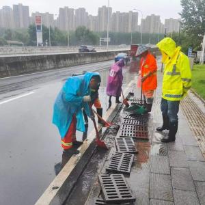 暴雨过后，将军路环卫打响道路“复原战”