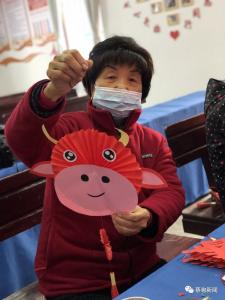 “咔嚓咔嚓” 看，巧手剪纸迎新年！