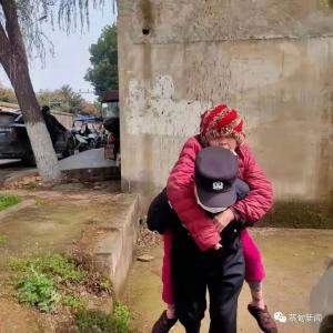 8旬婆婆迷路，蔡甸民警背起她寻找回家的路