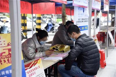 蔡甸：企业巧打“福利招牌”  吸引求职者本地就业