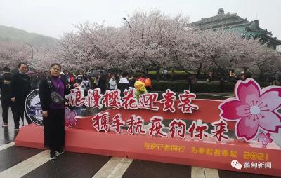 新闻特写丨她带着家人重回武汉 共赴“樱花之约”