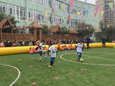 萌娃点燃绿茵场 蔡甸首支幼儿园足球队开班
