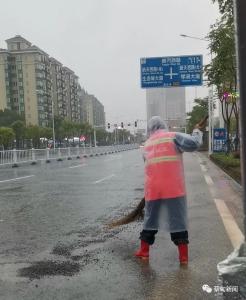 迎战雷暴天气 蔡甸城管查险排渍保畅保安全