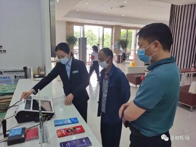最多跑一次 蔡甸“一站式”服务让百姓少跑腿、快领卡