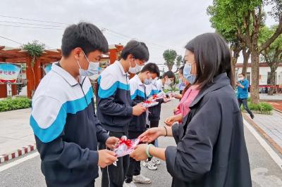 暖心！今天，这里的学生们收到一批爱心“福袋”