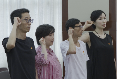 颁发纪念章、诵读党史名篇......区融媒体中心庆祝建党100周年
