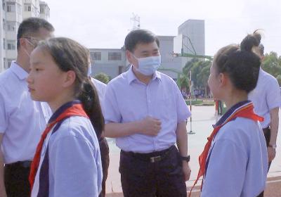 郝胜勇看望少年儿童 祝孩子们“六一”儿童节快乐