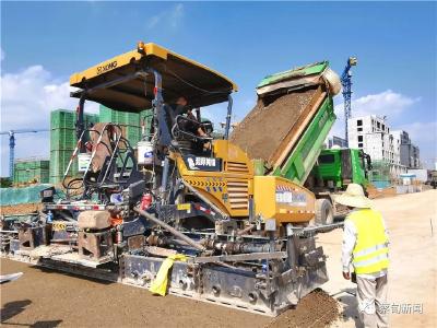 高温下的坚守丨中法城新天南路道路建设施工忙