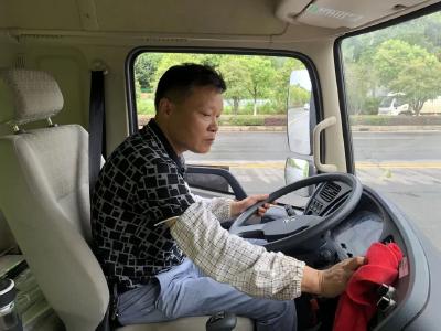 烈日下，他们坚守清洁第一线 呵护城市颜值