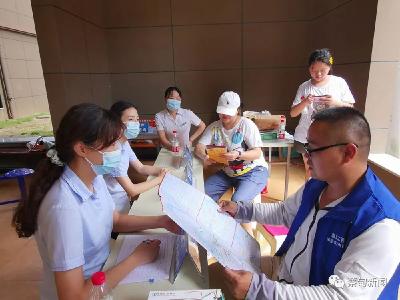 服务进社区 蔡甸居民高温天气享楼下登记办证
