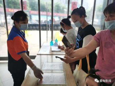 记者探访：蔡甸公共场所加大防控力度 市民自觉佩戴口罩
