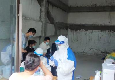 同心抗疫 区中小企业服务中心党员干部支援同济社区核酸检测