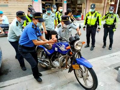 蔡甸街道集中整治机动车“违停”顽症