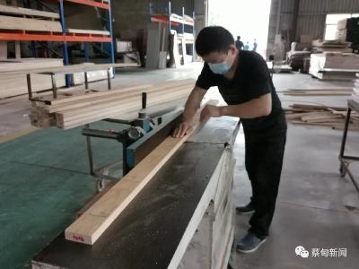 蔡甸门板生产企业防疫生产两不误 全力冲刺全年目标