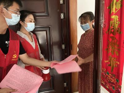查疏堵漏 区委组织部党员下沉社区开展“扫楼式”摸排