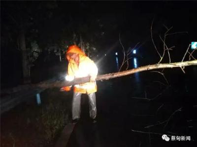 暴雨红色预警后，他们冒雨抢险、全力保畅