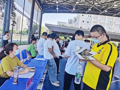 校门到厂门无缝对接 疫情影响下蔡甸职校生这样过就业关