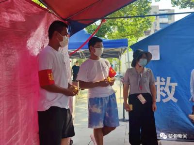 抗疫当前 “00后”青年志愿者奋战在社区一线