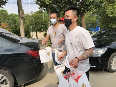 个体户送清凉 蔡甸检测点上的暖心一幕