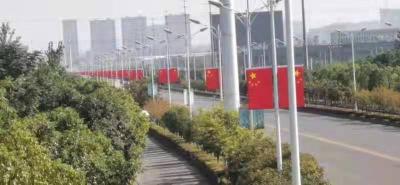 红旗展扬迎“双节” 蔡甸街头洋溢“中国红”