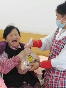 常态化疫情防控下的特殊重阳节：蔡甸福利院老人品尝糕点乐呵呵