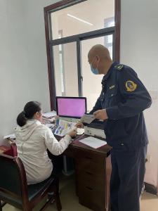 增强公路沿线群众爱路护路意识 蔡甸开展“送法上门”