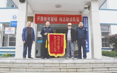 90分钟！蔡甸民警帮走失老人寻到家人