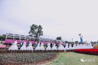 ​30对医护新人在花博汇鲜花簇拥中步入婚姻殿堂