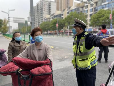 蔡甸交警持续开展交通秩序整治  全面巩固文明城市迎检成果