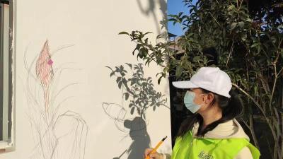 执笔彩绘文化墙体 青春助力乡村振兴