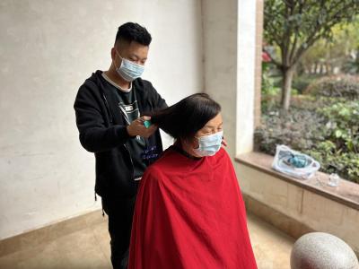 爱心义剪到社区 便民服务暖人心