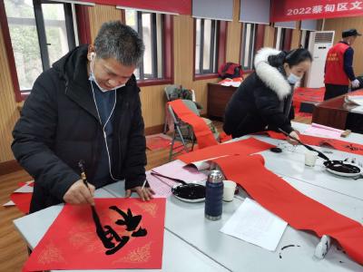 义写春联送福字 蔡甸居民喜气洋洋迎新春