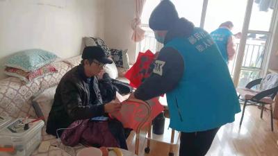 蔡甸：社工新春送“福” 老人喜开颜 