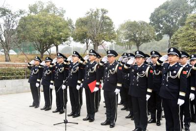 献礼中国人民警察节 蔡甸公安举行升旗仪式