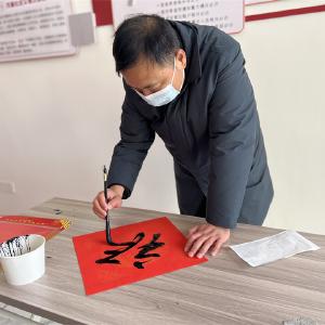 蔡甸茂源社区：写春联 送祝福 喜气洋洋迎新春