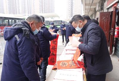 蔡甸书法家为蔡城公交司机送春联
